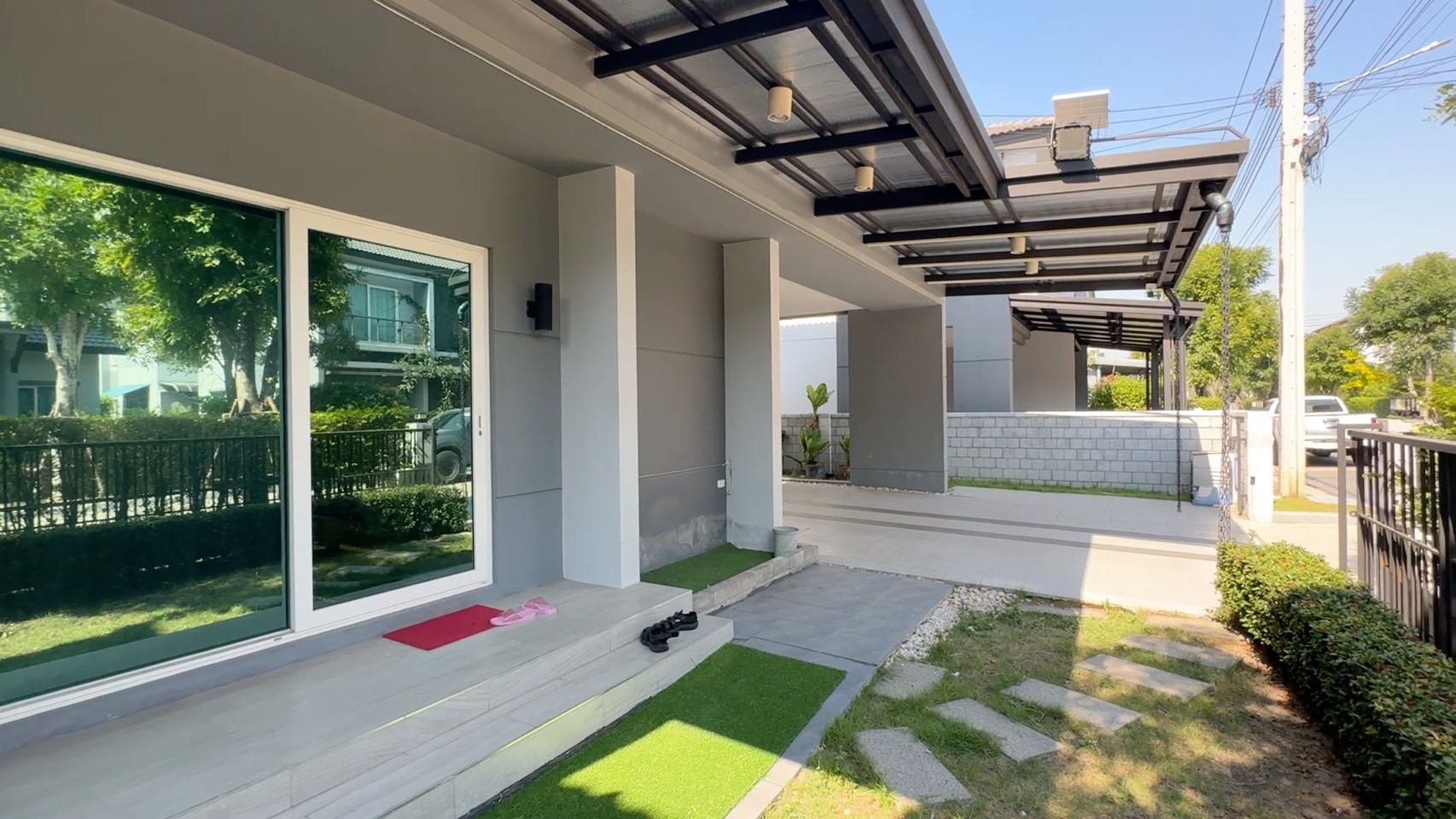 ขาย บ้านเดี่ยว 2 ชั้น พื้นที่ 55.8 ตร.ว. Centro bangna Wongwaen (หมู่บ้านเซนโทร บางนา-วงแหวน) ทำเลศักยภาพ: ตั้งอยู่ในซอยเฉลิมพระเกียรติ 30 เชื่อมต่อถนนศรีนครินทร์ บางนา และวงแหวนกาญจนาฯ ใกล้ทางด่วนบูรพาวิถี สะดวกในการเดินทางทั้งเข้าเมืองและออกนอกเมือง