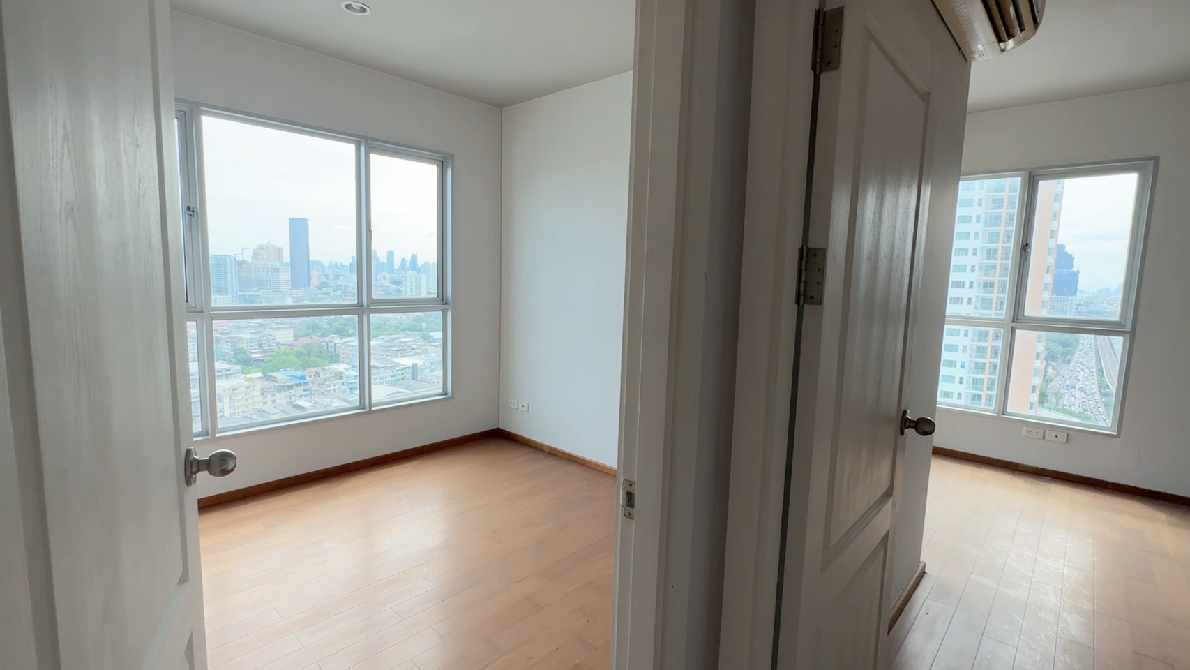 ขาย Hive Sathorn (ไฮฬ์ สาทร คอนโด) ชั้น 23 ขนาดห้อง 70 ตร.ม. บนทำเลติด BTS สถานีกรุงธนบุรี ซึ่งปัจจุบันเป็นจุดเปลี่ยนรถไฟฟ้าสายสีทอง