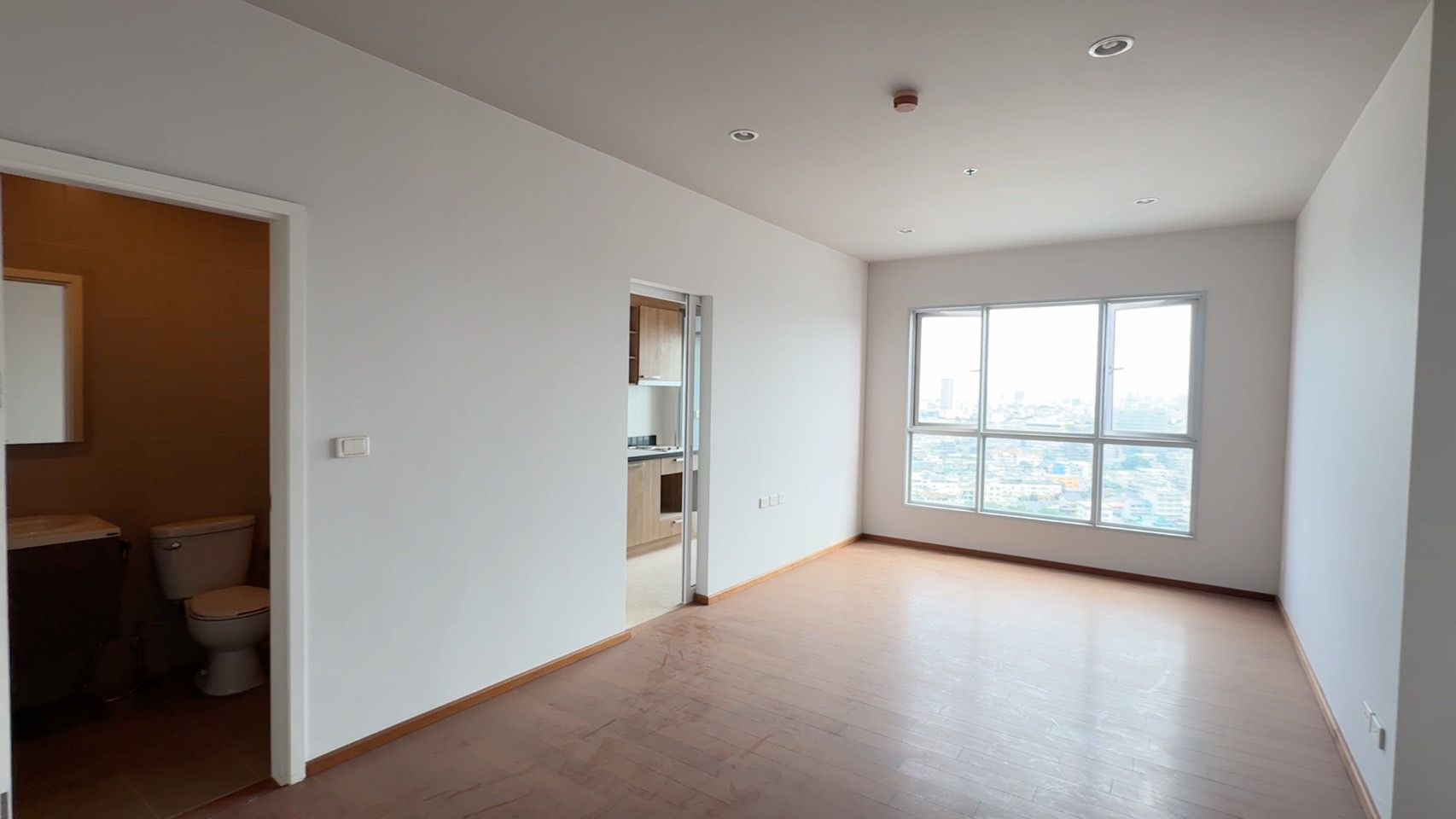 ขาย Hive Sathorn (ไฮฬ์ สาทร คอนโด) ชั้น 23 ขนาดห้อง 70 ตร.ม. บนทำเลติด BTS สถานีกรุงธนบุรี ซึ่งปัจจุบันเป็นจุดเปลี่ยนรถไฟฟ้าสายสีทอง