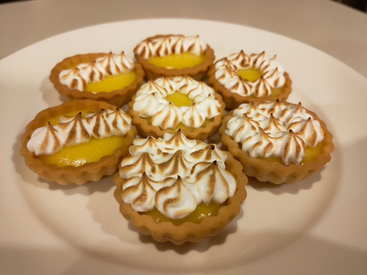 เลม่อนเมอแรงก์ทาร์ต ทาร์ตจิ๋วสอดไส้ด้วยเลม่อนเคิร์ดเปรี้ยวอมหวาน ตกแต่งด้วยเมอแรงก์ด้านบน