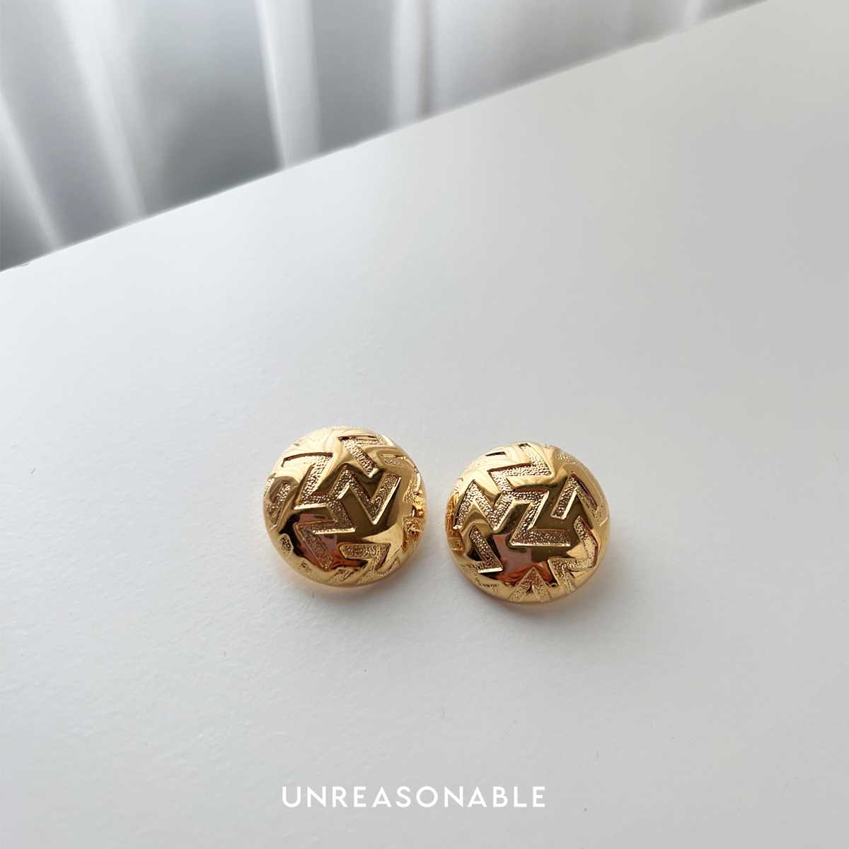 ต่างหูติดหูสีทอง ต่างหูคลิป ต่างหูก้านเงินแท้ น้ำหนักเบา UA0964-01 Unreasonable Accessories