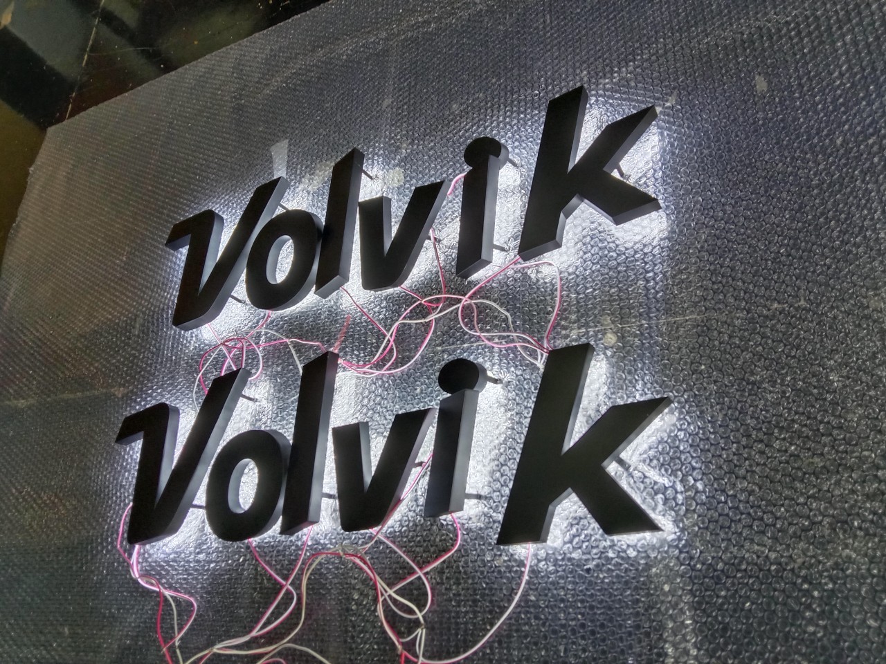 อักษรไฟออกหลัง Volvik