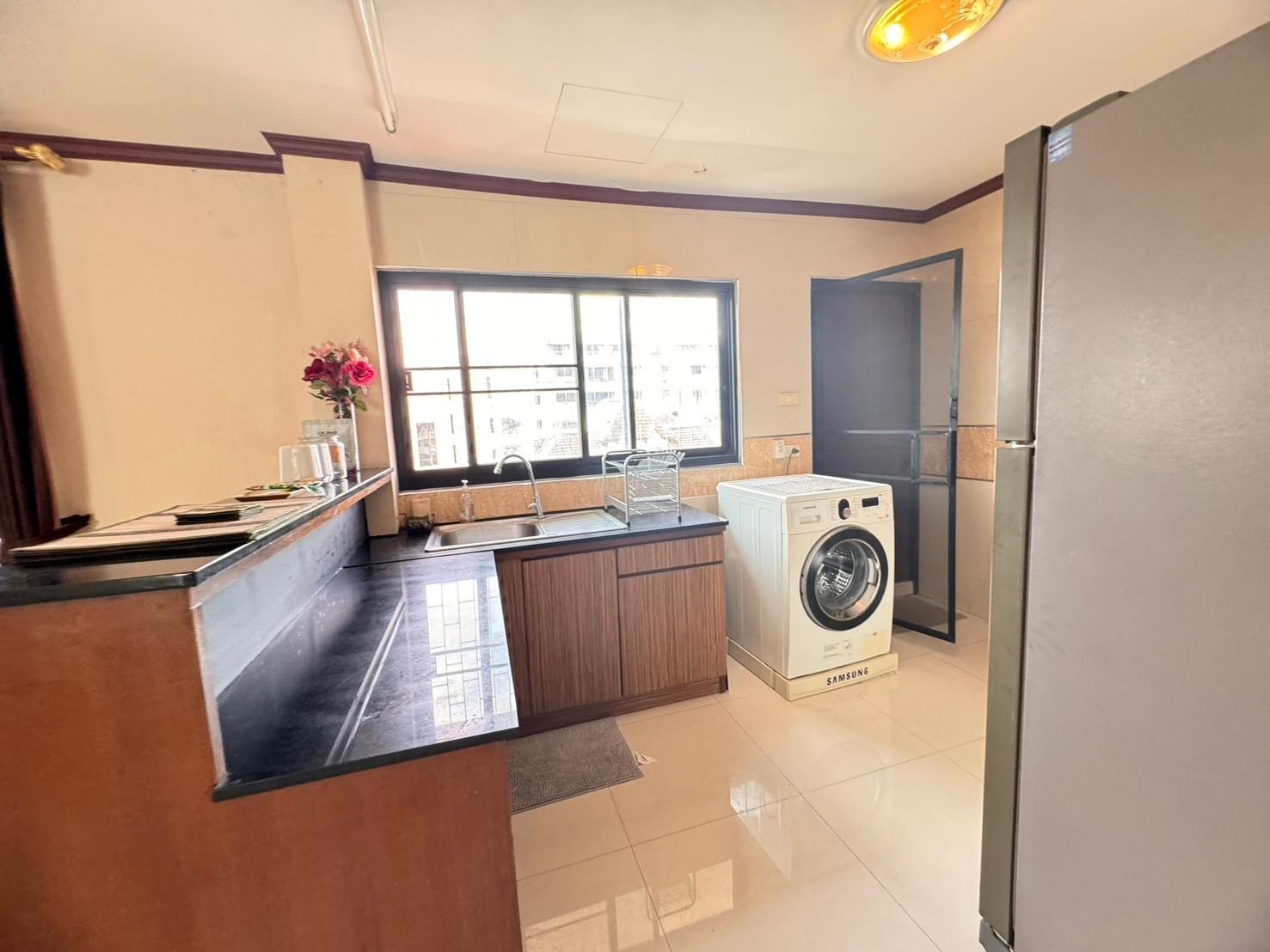 ให้เช่าอาคารพาณิชย์ 5 ชั้น ซอยเอกมัย 12 พร้อมลิฟท์ ใกล้บิ๊กซี เอกมัย (N.1396)