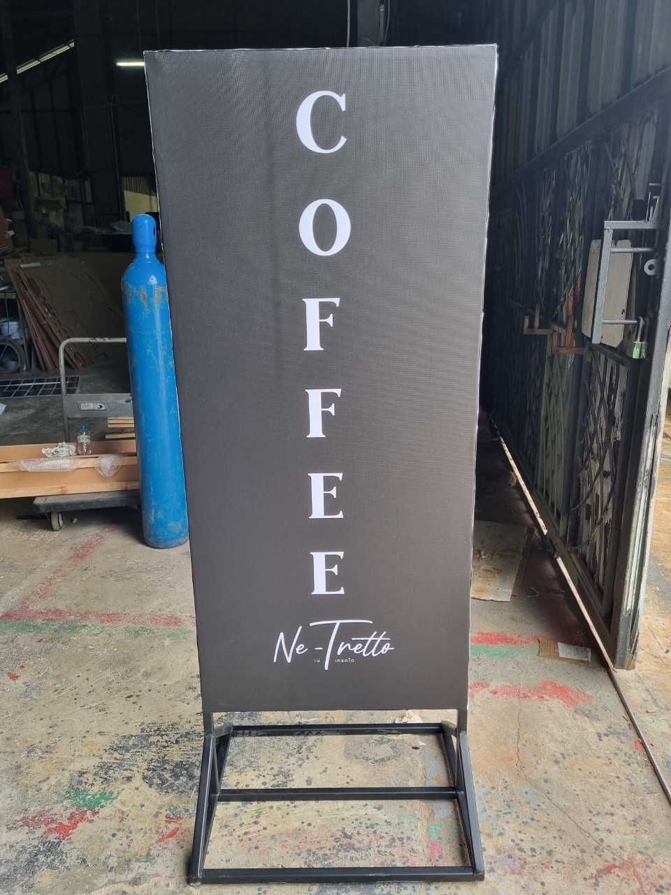 ป้ายไวนิลตั้งหน้าร้าน ''COFFEE''
