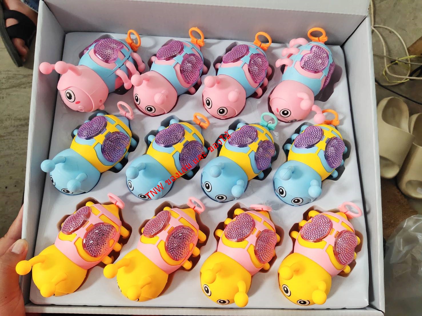 ของเล่นไขลาน ตุ๊กตาไขลาน ผึ้งไขลาน ไดโนเสารไขลาน มีหลายสี แบบคละสี