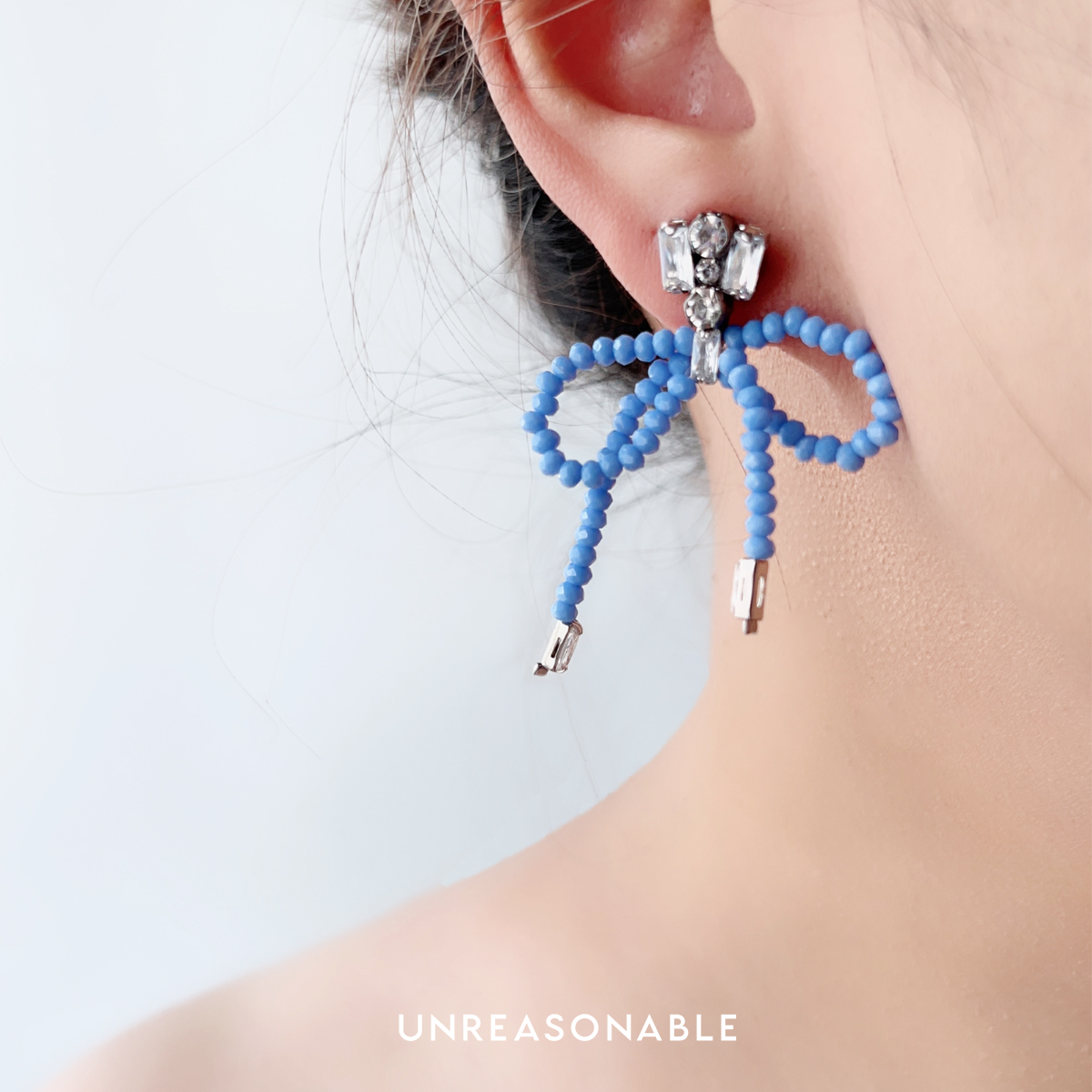 ต่างหูโบว์สีฟ้า ต่างหูคลิป ต่างหูก้านเงินแท้ น้ำหนักเบา UA0955-02 Unreasonable Accessories
