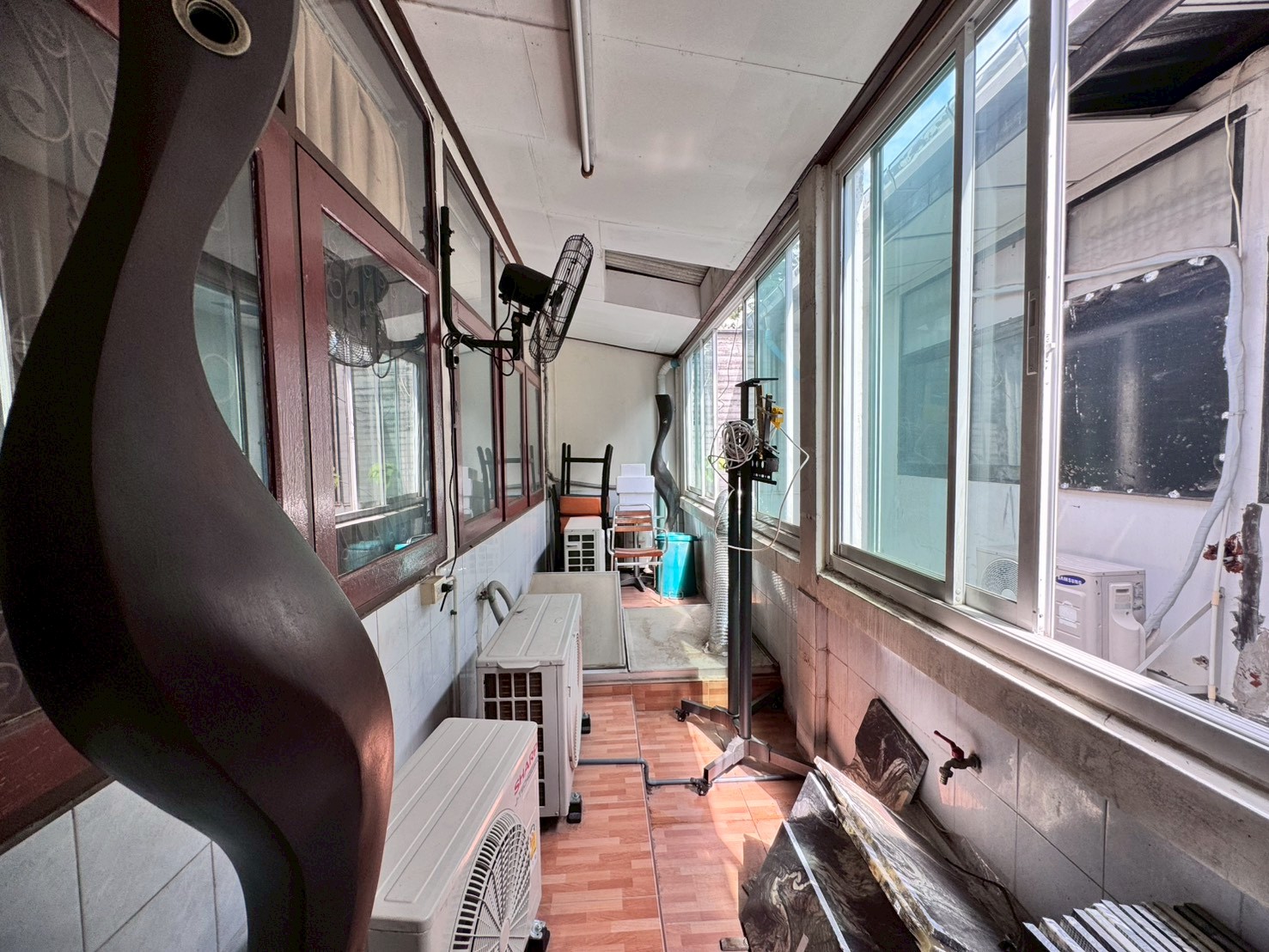 ขายทาวน์เฮ้าส์ 2 ชั้น ใกล้สมิติเวช ซอยสุขุมวิท 49/1 ทำเลดีเดินทางสะดวก (N.1872)