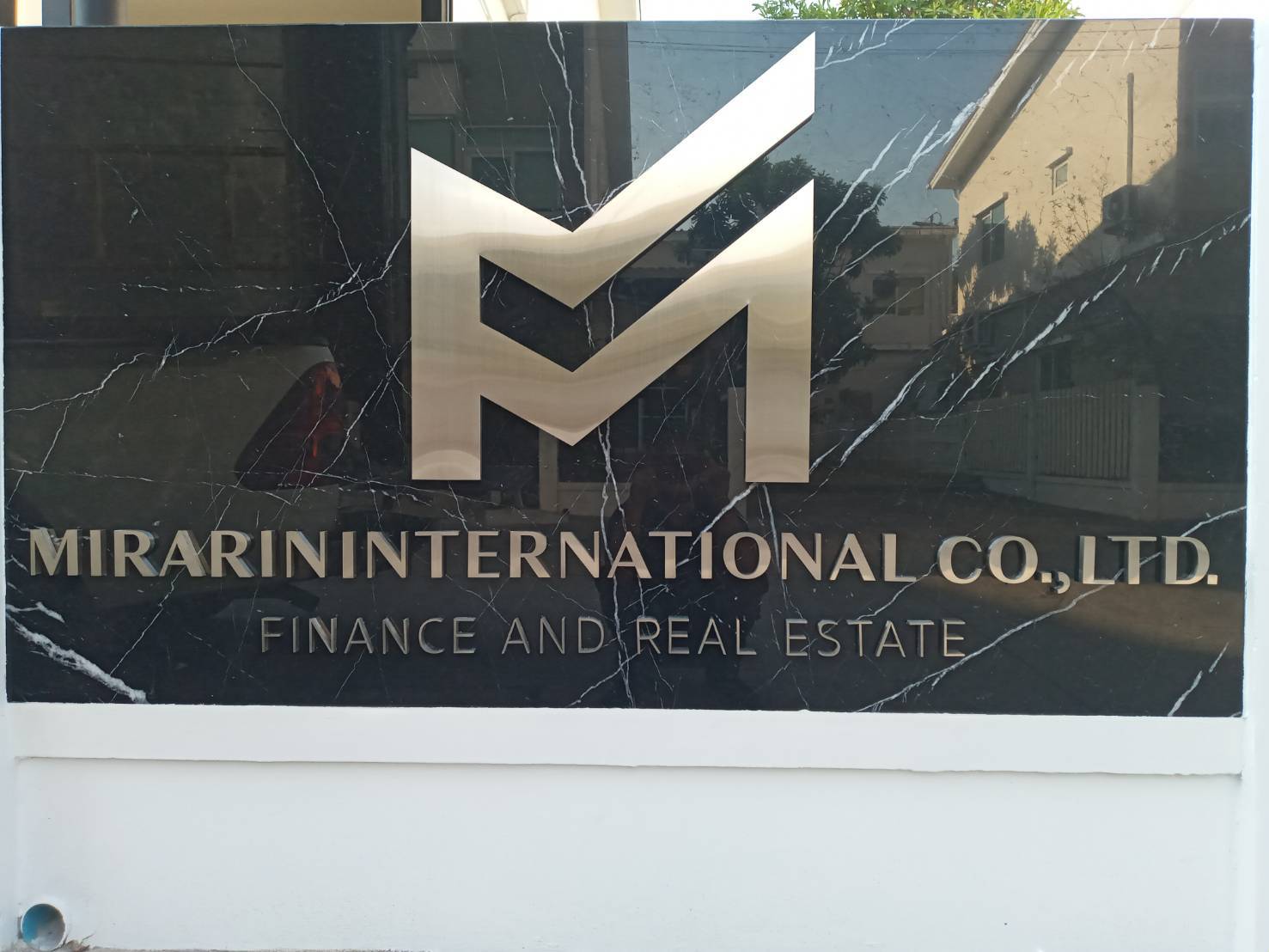 งานติดตั้งป้ายอักษรสแตนเลสสีเงินแฮร์ไลน์ ด้านหลังยกขอบ 2cm ติดกั้นหลัง