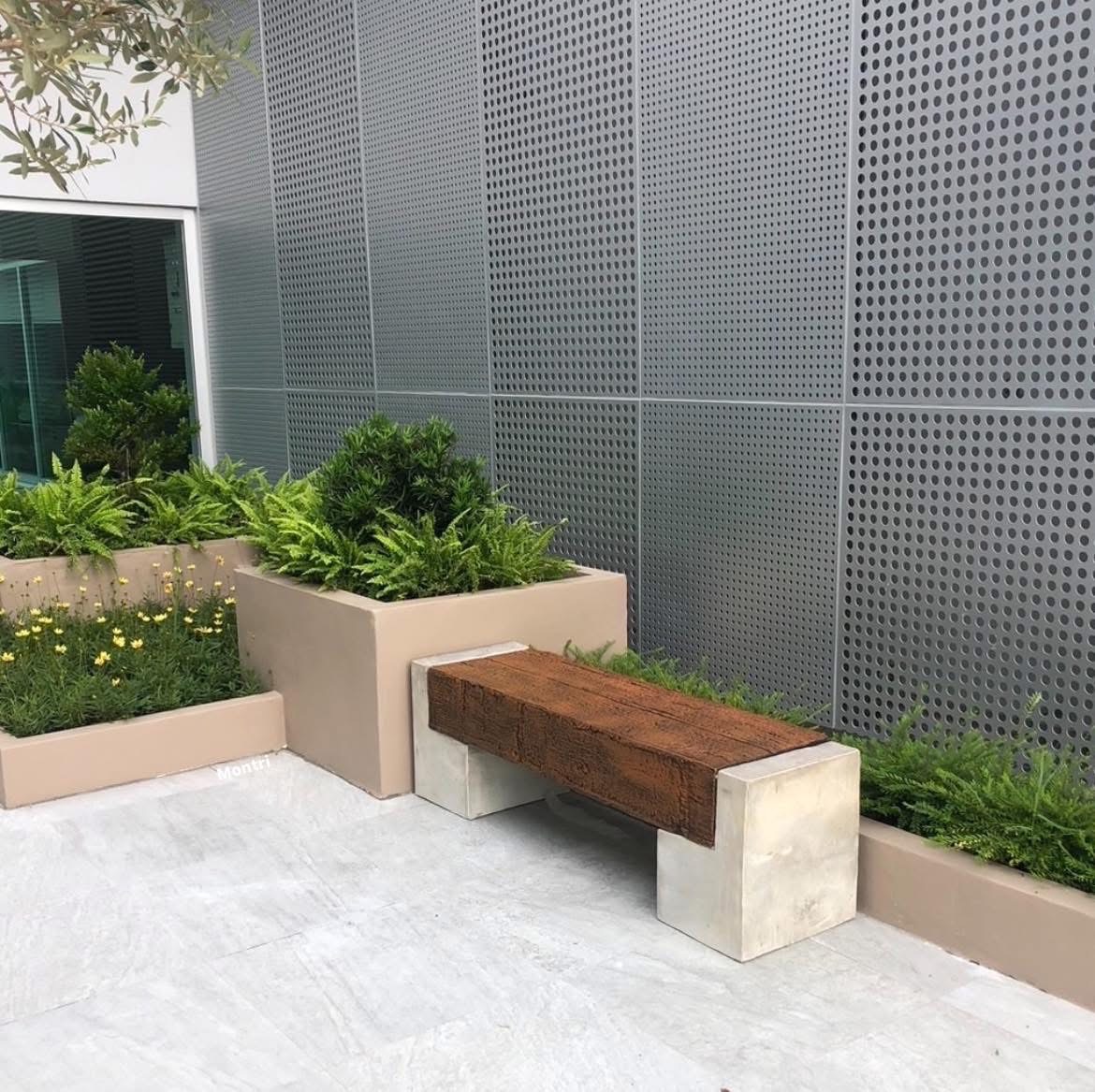 เก้าอี้สนาม ขนาด กว้าง 40 ยาว 150 สูง 45 cm. ดีไซน์ลายไม้ผสมผสานกับขาปูนเปลือยแนวร่วมสมัย ทนแดดทนฝน รับน้ำหนักได้ดี แข็งแกร่ง