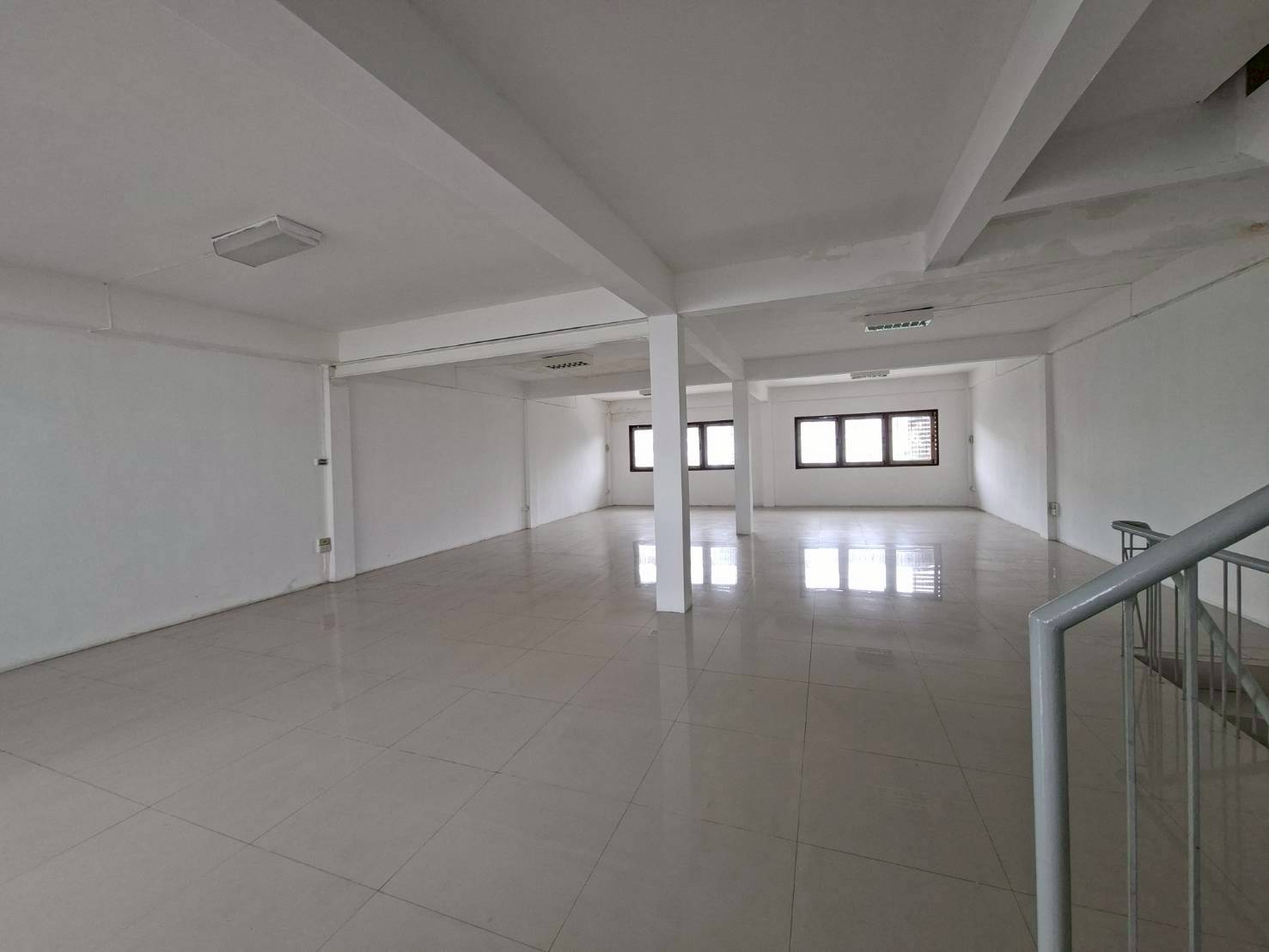 ให้เช่าอาคารพาณิชย์ 2 คูหา 3 ชั้น+ดาดฟ้า ติด ถนนเฉลิมพระเกียรติ ใกล้โรงพยาบาลสินแพทย์ (N.1855)