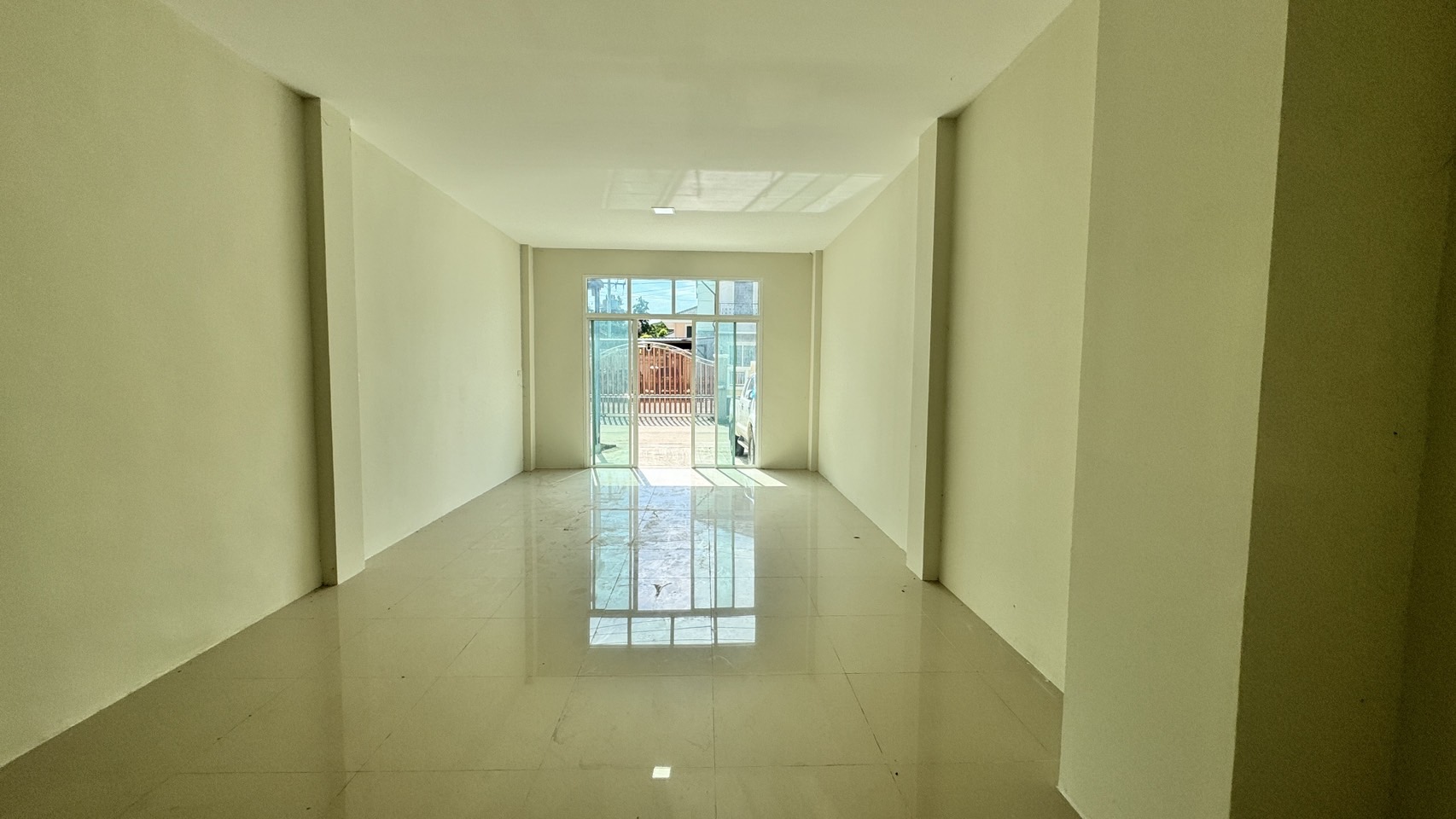 ให้เช่า/ขายอาคารพาณิชย์ตึกใหม่ (ไม่เคยอยู่) 3 ชั้น สไตล์ทาวน์โฮม ลำลูกกาคลอง 4 รังสิต ปทุมธานี ตัวอาคารเย็นสบาย - ขนาด 22.3 ตร.วา กว้าง 4 เมตร ลึก 18 เมตร - 4 ห้องนอน 3 ห้องน้ำ