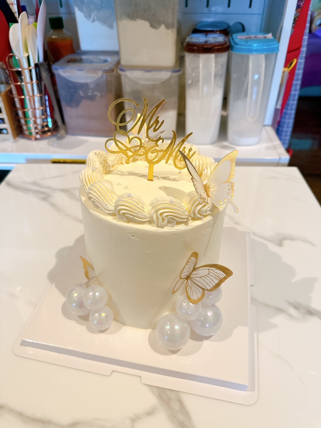 เค้กแต่งงาน ขนาด3ปอนด์ตกแต่งด้วยบัตเตอร์ครีม ธีมสีขาว ทอง ผีเสื้อ ลูกบอล สวยงามมากๆ