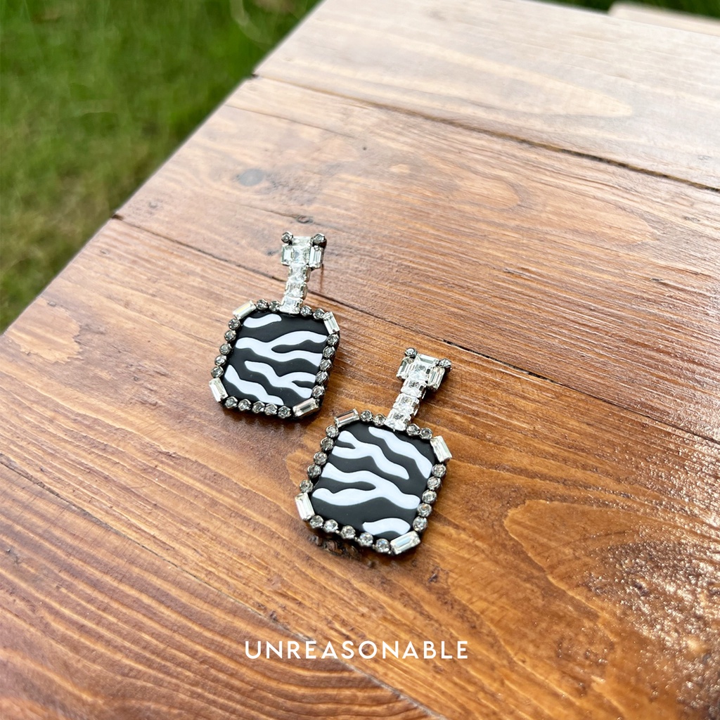 ต่างหูลายเสือ สีขาวดำ ต่างหูคลิป ต่างหูก้านเงินแท้ น้ำหนักเบา สวยใส่สบาย UA0815-01 Unreasonable Accessories