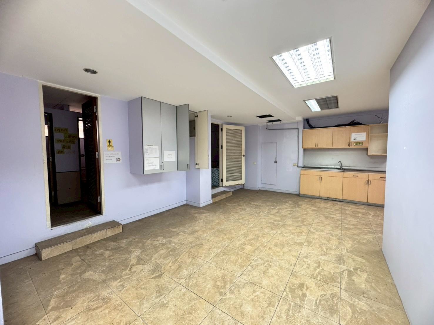 ให้เช่าพื้นที่สำนักงาน ชั้น 1 และชั้นลอย อาคารโล่งสวย ติดถนนรามคำแหง (N.1920)