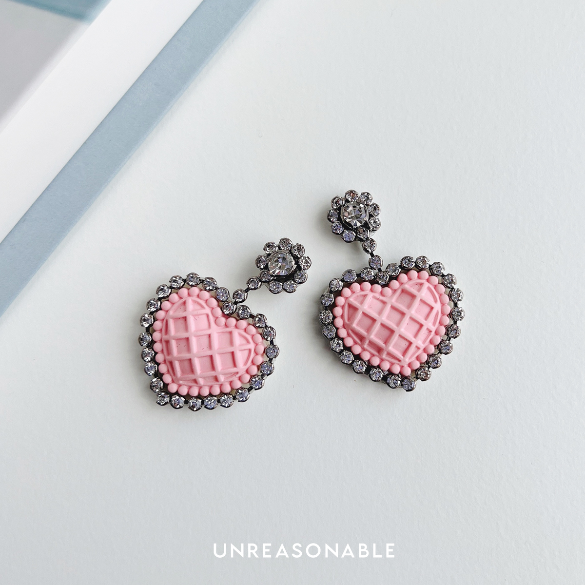ต่างหูหัวใจ Drop Earrings สีชมพู ต่างหูคลิป ต่างหูก้านเงินแท้ UA0943-05 Unreasonable Accessories