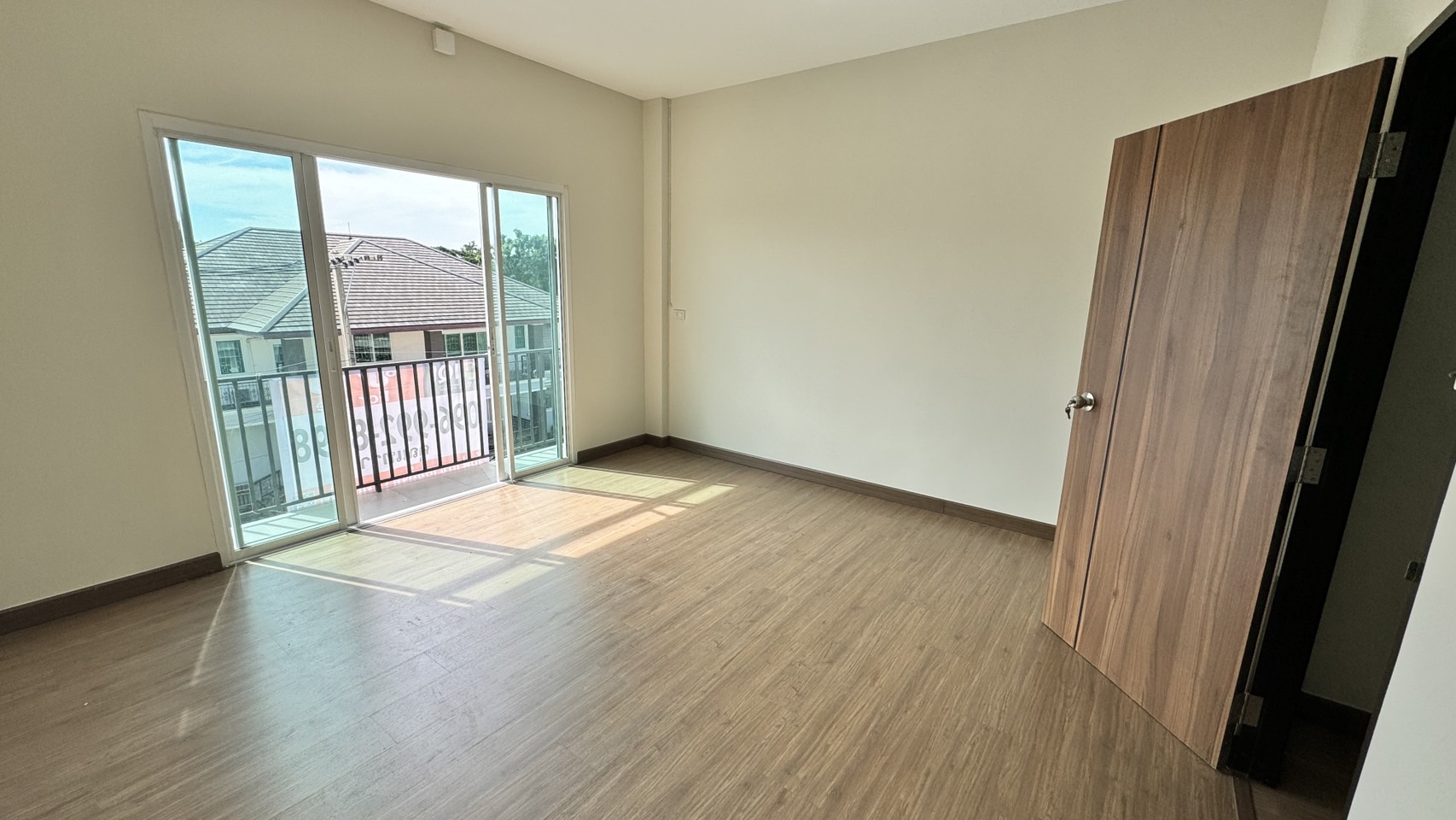 ให้เช่า/ขายอาคารพาณิชย์ตึกใหม่ (ไม่เคยอยู่) 3 ชั้น สไตล์ทาวน์โฮม ลำลูกกาคลอง 4 รังสิต ปทุมธานี ตัวอาคารเย็นสบาย - ขนาด 22.3 ตร.วา กว้าง 4 เมตร ลึก 18 เมตร - 4 ห้องนอน 3 ห้องน้ำ