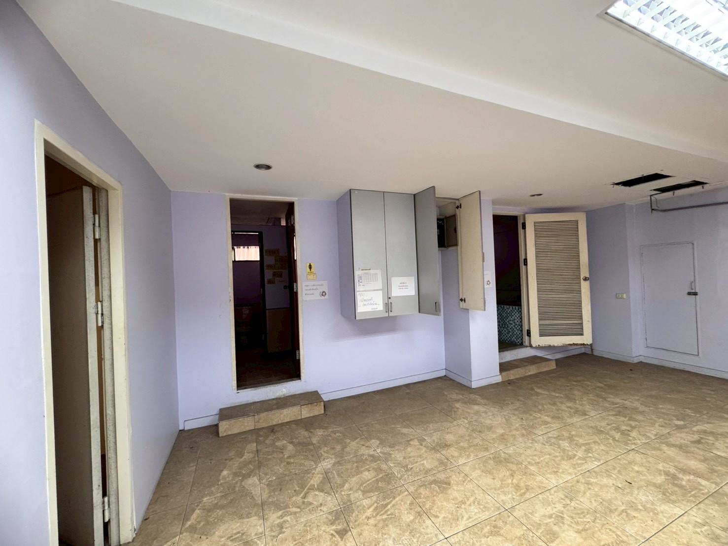 ให้เช่าพื้นที่สำนักงาน ชั้น 1 และชั้นลอย อาคารโล่งสวย ติดถนนรามคำแหง (N.1920)