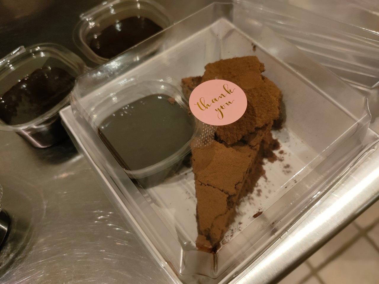 เค้กชอคโกแลตไร้แป้ง ทำจากชอคโกแลตแท้เข้มข้น มีส่วนผสมของเนยแท้ หอมอร่อย