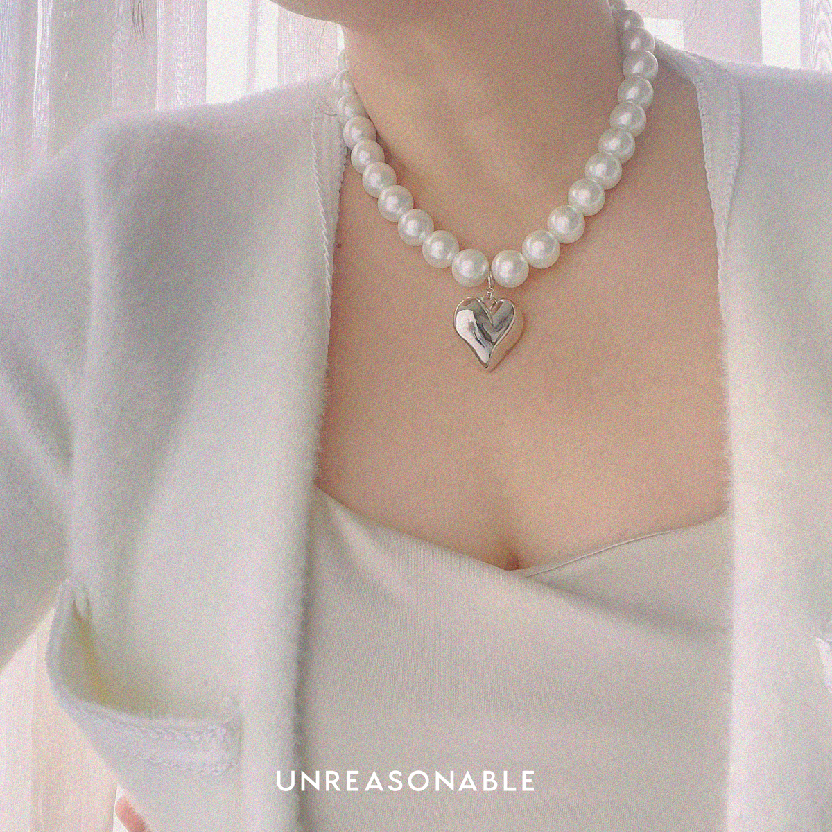 สร้อยคอมุกแก้ว ขนาด 14 mm. จี้หัวใจสีเงิน UA0874-01 Unreasonable Accessories