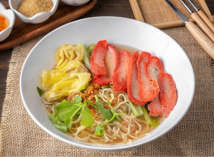 ก๋วยเตี๋ยวเจ บะหมี่เกี๊ยวหมูแดงเจ ใส่ในชามสีขาว ของร้านโซวีแกน