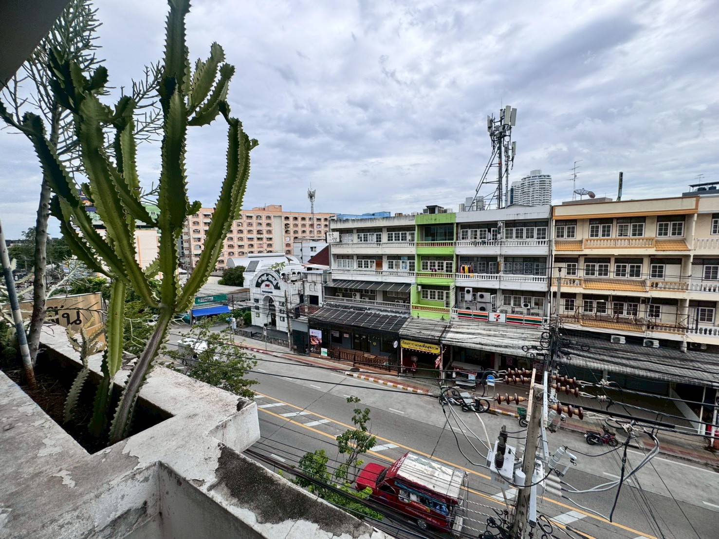 ให้เช่าอาคารพาณิชย์หลังมุม 2 คูหา 4 ชั้น ถนนอุดมสุข ทำเลดี (N.1865)