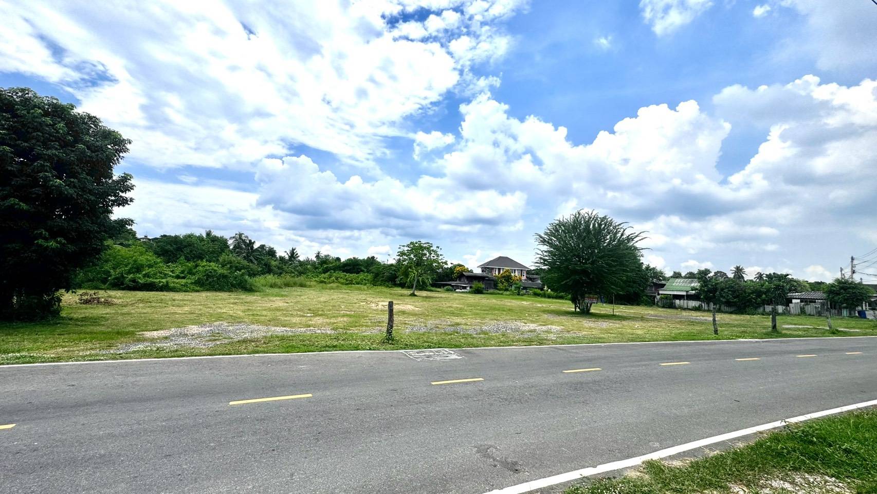 ขายที่ดิน ราชบุรี แปลงใหญ่ สำหรับสร้างหมู่บ้าน พื้นที่รวมประมาณ 4 ไร่ 3 งาน 39 ตารางวา ทำเลศักยภาพสูง 🚗 จุดเด่นของที่ดิน ✅ ติดถนน 3 ด้าน เข้า-ออกได้หลายทาง ✅ ติดคลองชลประทาน บรรยากาศร่มรื่น ลมดีตลอดปี ✅ รายล้อมด้วย ชุมชน โรงเ