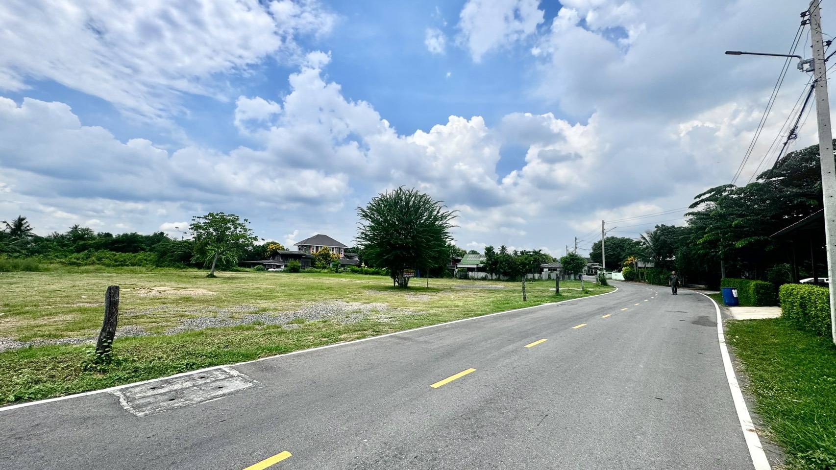 ขายที่ดิน ราชบุรี แปลงใหญ่ สำหรับสร้างหมู่บ้าน พื้นที่รวมประมาณ 4 ไร่ 3 งาน 39 ตารางวา ทำเลศักยภาพสูง 🚗 จุดเด่นของที่ดิน ✅ ติดถนน 3 ด้าน เข้า-ออกได้หลายทาง ✅ ติดคลองชลประทาน บรรยากาศร่มรื่น ลมดีตลอดปี ✅ รายล้อมด้วย ชุมชน โรงเ