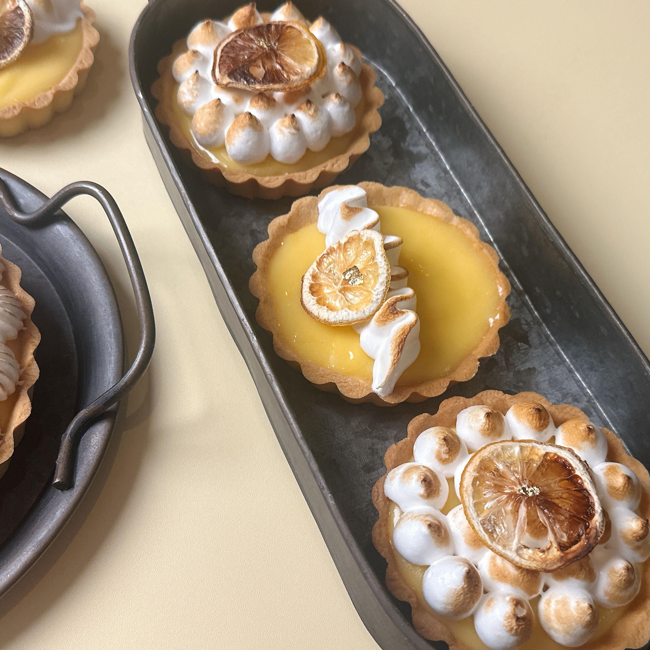 เลม่อนเมอแรงก์พาย แป้งพายหวานสอดไส้เลม่อนเคริ์ดตกแต่งด้วยอิตตาเลี่ยนเมอแรงก์ ขนาด1ปอนด์