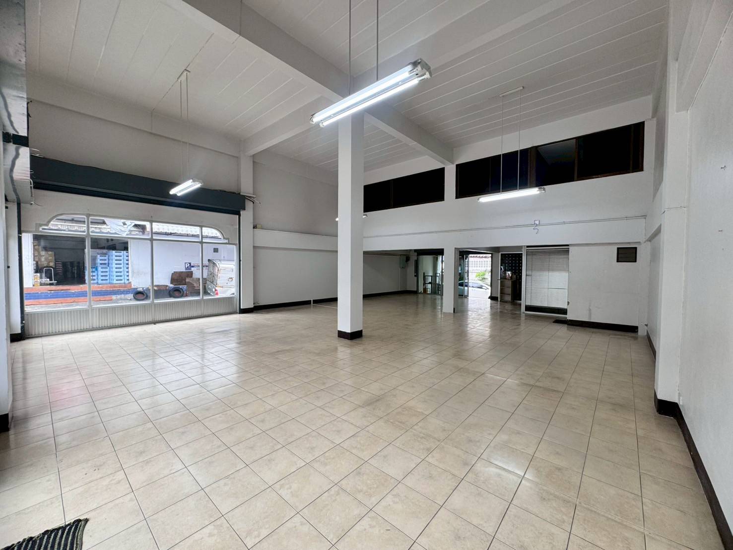 ให้เช่าอาคารพาณิชย์หลังมุม 2 คูหา 4 ชั้น ถนนอุดมสุข ทำเลดี (N.1865)