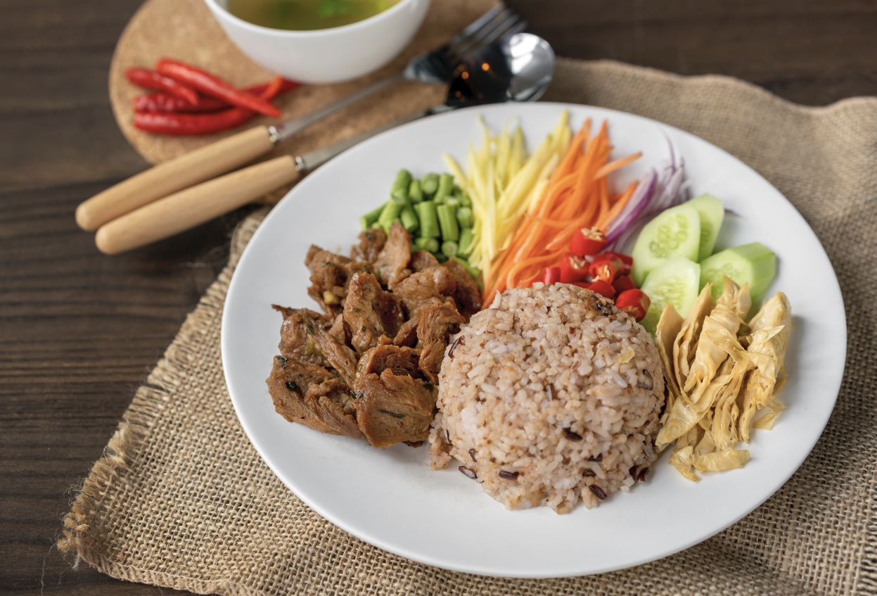 ข้าวคลุกกะปิเจ ใส่ในจานสีขาว ของร้านโซวีแกน