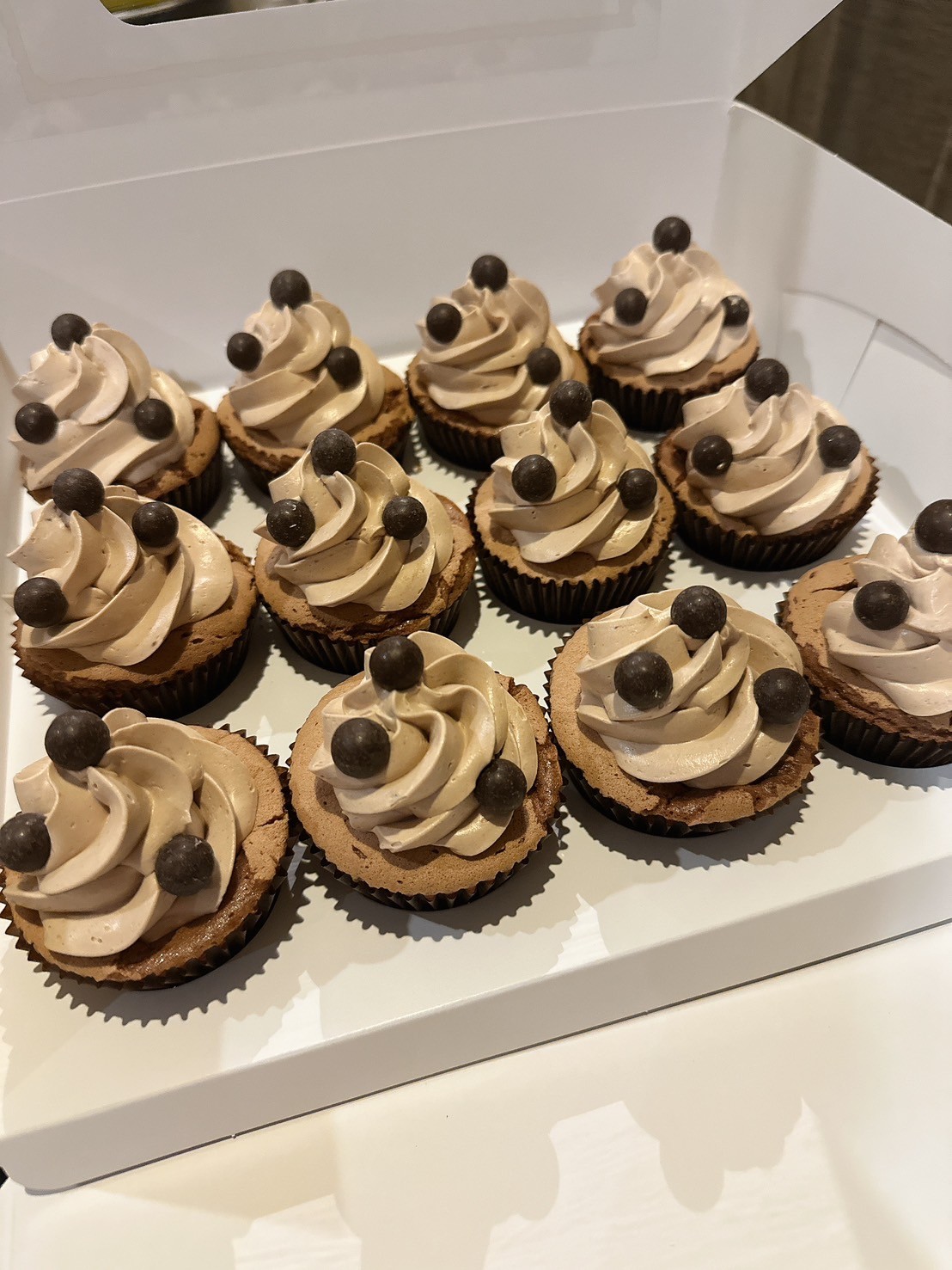 คัพเค้กหลากรส ตกแต่งหน้าโอริโอ้ สตอเบอร์รี่ นูเทลล่า ชอคโกแลตคิทแคท กล่องละ 12ชิ้น