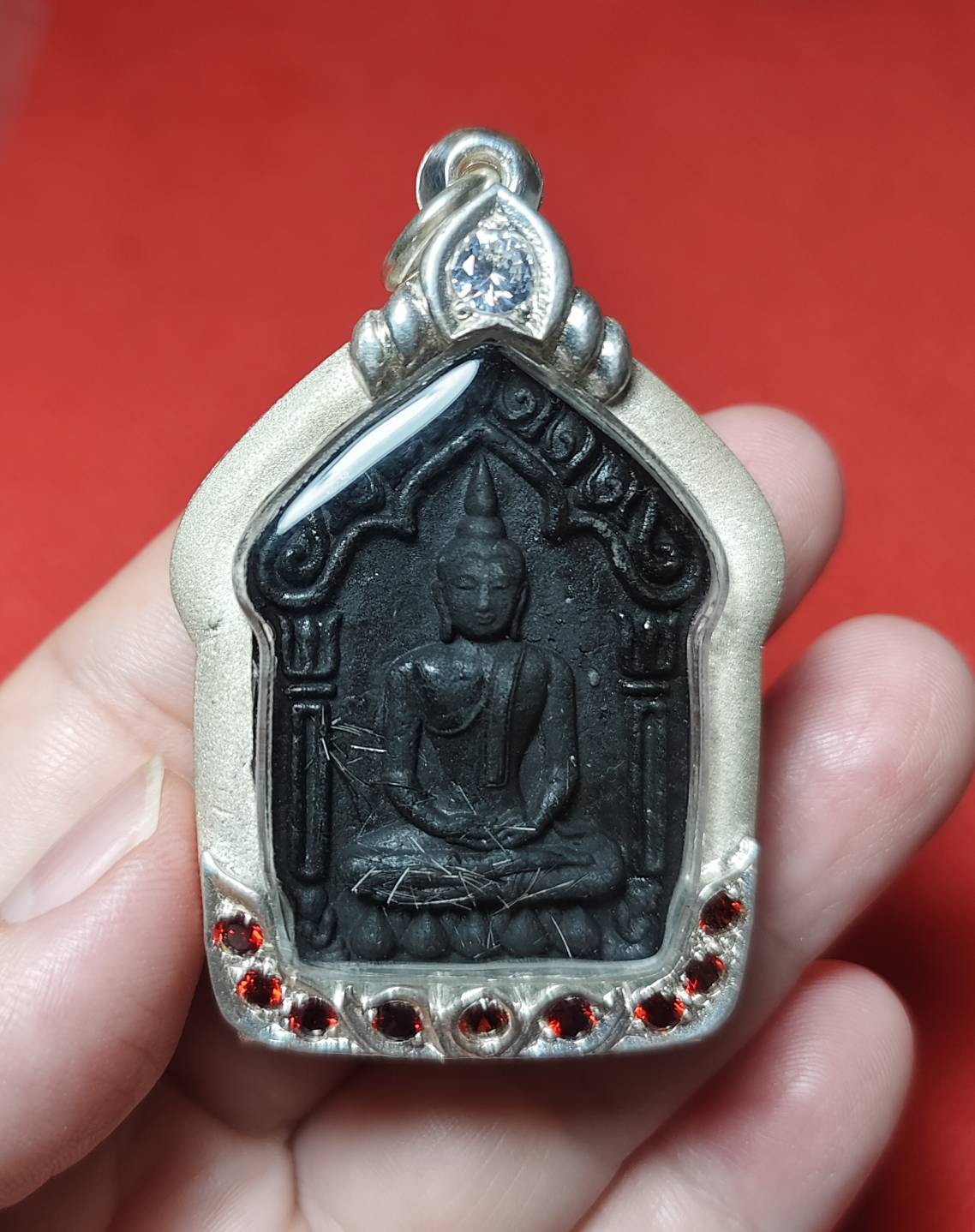 พระขุนแผนผงพรายกุมาร รุ่นเจริญพร มหาเมตตา ครูบาบุญตัน วัดย่าพาย จ.เชียงใหม่ ปี 2558 (เนื้อผงไม้งิ้วดำ)