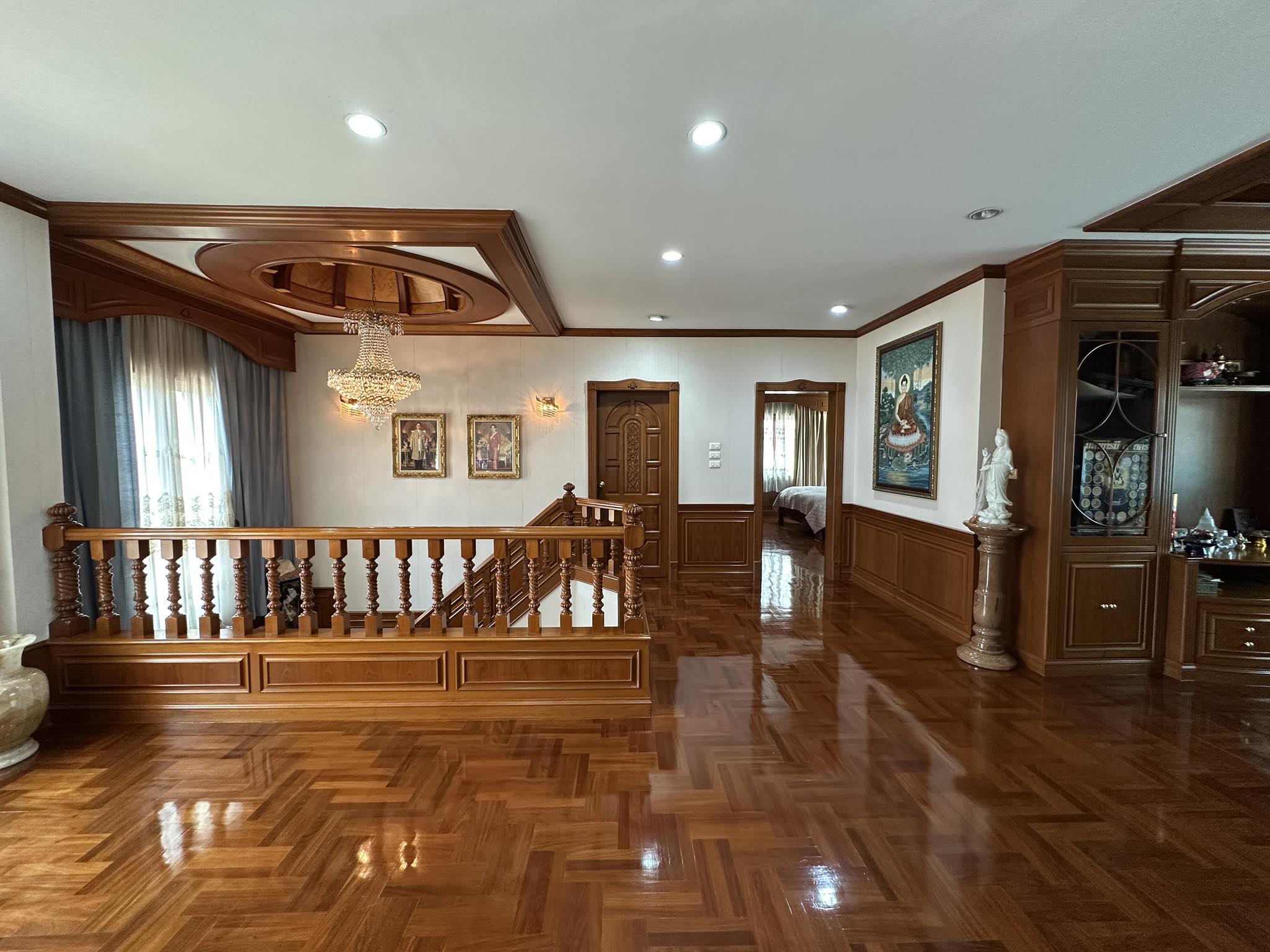 บ้านเดี่ยว ลดาวัลย์ ลากูน รังสิต ปทุมธาณี : Baan Ladawan Lakoon Rangsit คฤหาสน์เศรษฐี รอบล้อมด้วยเลคลากูน บ้านสวยพร้อมอยู่ บิวอินด้วยงานไม้สักทั้งหลัง พื้นที่ใช้สอยกว้างขวาง ตัวบ้านหันหน้าไปทางทิศใต้ ถนนกว้าง หลังบ้านวิวธรรมชาติร่มรื่นเงียบสงบ มีความเป็นส