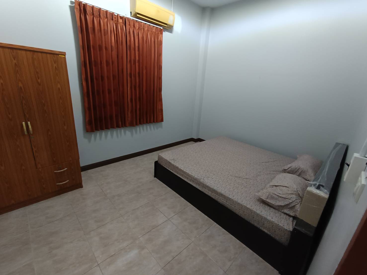 ขายบ้านเดี่ยว พฤกษาแลนด์ หนองชาก บ้านบึง ชลบุรี ราคาดีที่สุดในย่านนี้! เพียง 2.99 ล้านบาท บนพื้นที่กว้างขวางถึง 93.4 ตร.ว. ขนาด 2 ห้องนอน 2 ห้องน้ำ พร้อมห้องครัว ห้องทานข้าว และห้องรับแขก แถมเฟอร์นิเจอร์และแอร์ 2 เครื่อง จอดรถสบายๆ ได้ถึง 7 คัน! (ในบ้าน 4