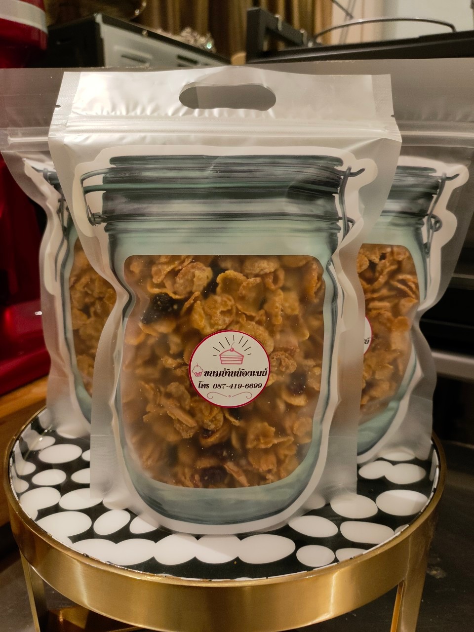 คาราเมลคอร์นเฟล็ก ทำจากน้ำผึ้งและเนยสดแท้ มีธัญพืชเช่น งาดำ เมล็ดฟักทอง ลูกเกด อัลมอนด์ไม้ขีด (กระปุก 50กรัม)