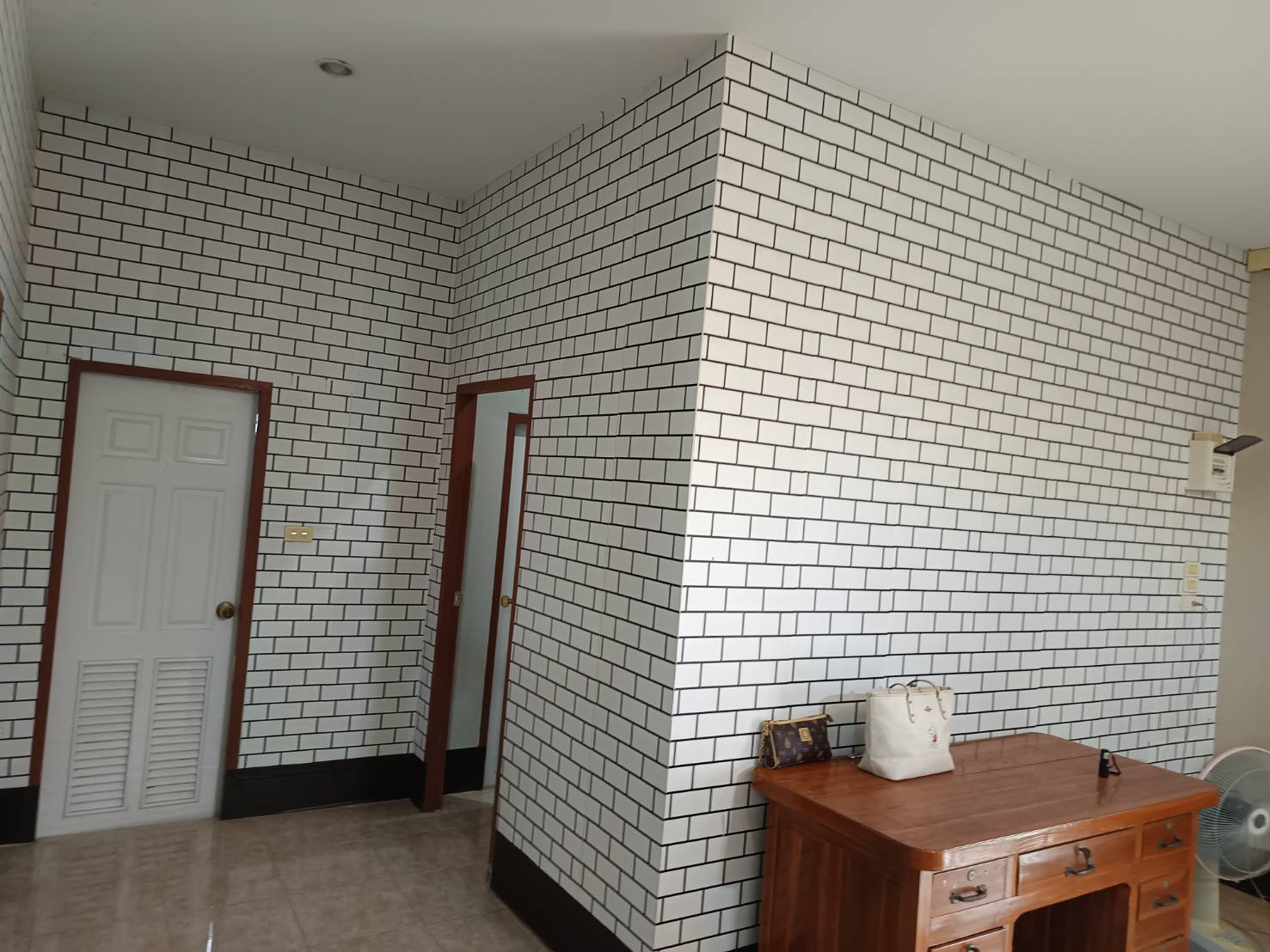 ขายบ้านเดี่ยว พฤกษาแลนด์ หนองชาก บ้านบึง ชลบุรี ราคาดีที่สุดในย่านนี้! เพียง 2.99 ล้านบาท บนพื้นที่กว้างขวางถึง 93.4 ตร.ว. ขนาด 2 ห้องนอน 2 ห้องน้ำ พร้อมห้องครัว ห้องทานข้าว และห้องรับแขก แถมเฟอร์นิเจอร์และแอร์ 2 เครื่อง จอดรถสบายๆ ได้ถึง 7 คัน! (ในบ้าน 4