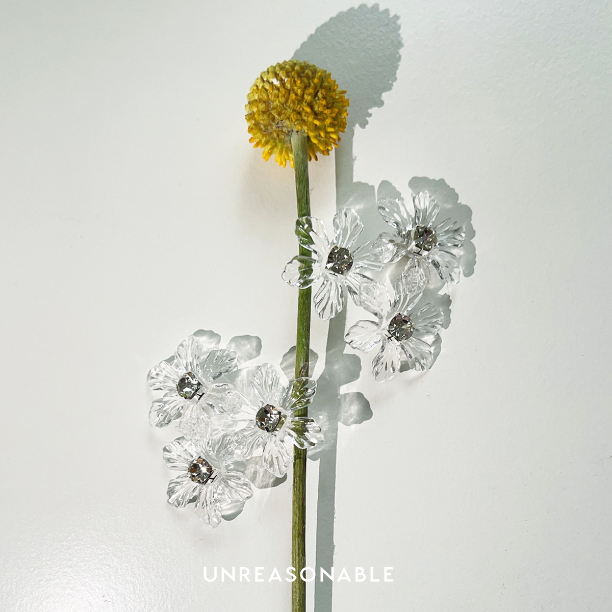 ต่างหูดอกไม้ Acrylic ต่างหูคลิป ต่างหูก้านเงินแท้ น้ำหนักเบา สวยใส่สบาย UA0637-01 Unreasonable Accessories