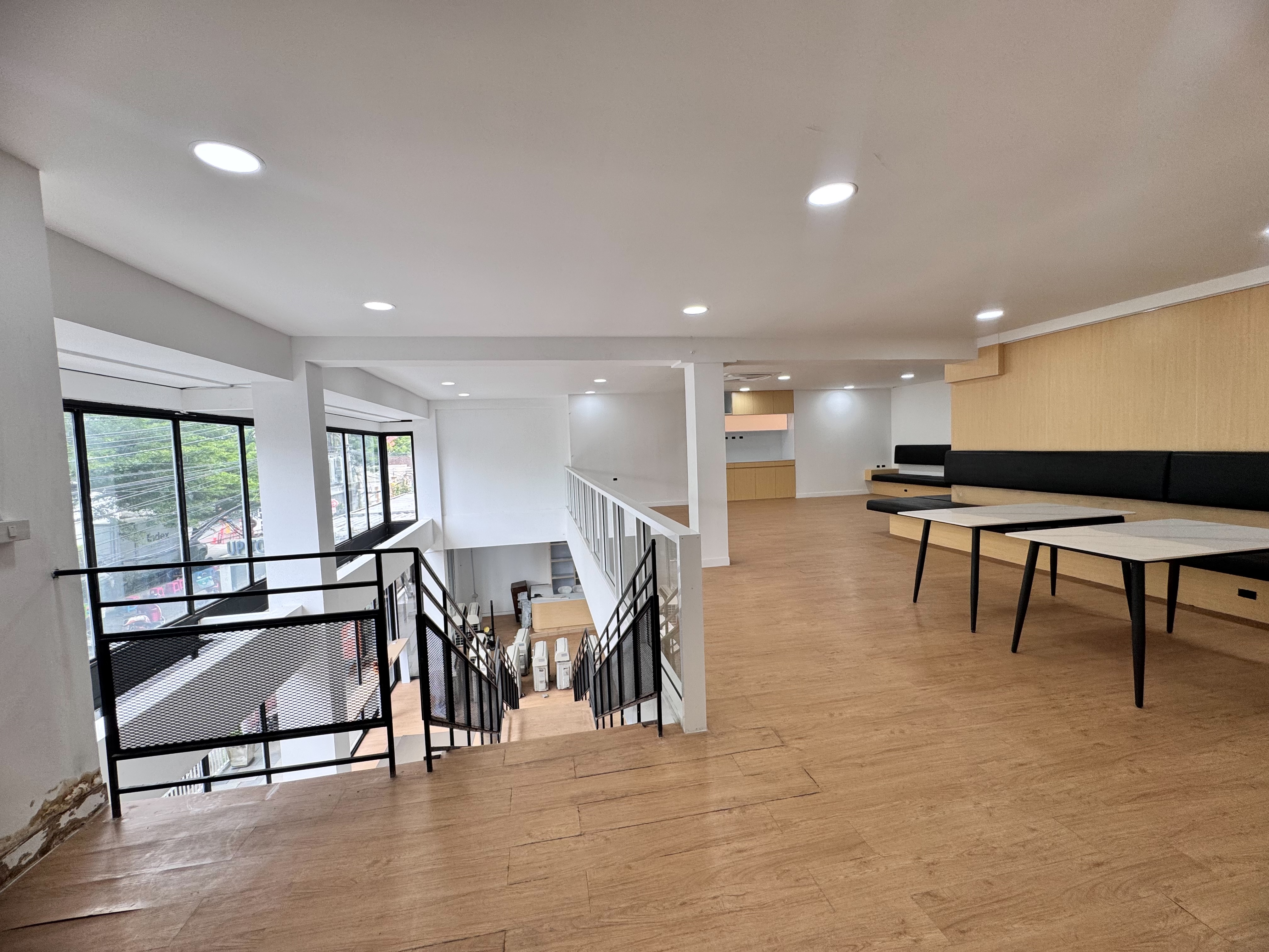 ให้เช่าพื้นที่ ชั้น 1 และชั้นลอย ทำเลเอกมัย ใกล้ BTS เอกมัย (N.1222)