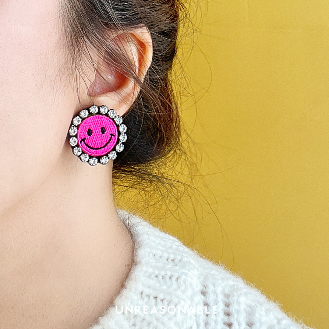 ต่างหู SMILEY สีชมพู ต่างหูคลิป ต่างหูก้านเงินแท้ น้ำหนักเบา UA0885-05 Unreasonable Accessories