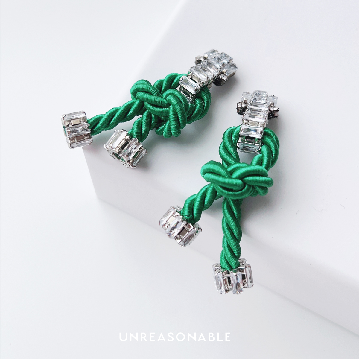 Knot earrings ต่างหูเชือก สีเขียว ต่างหูคลิป ก้านเงินแท้ น้ำหนักเบา UA1003-02 Unreasonable Accessories
