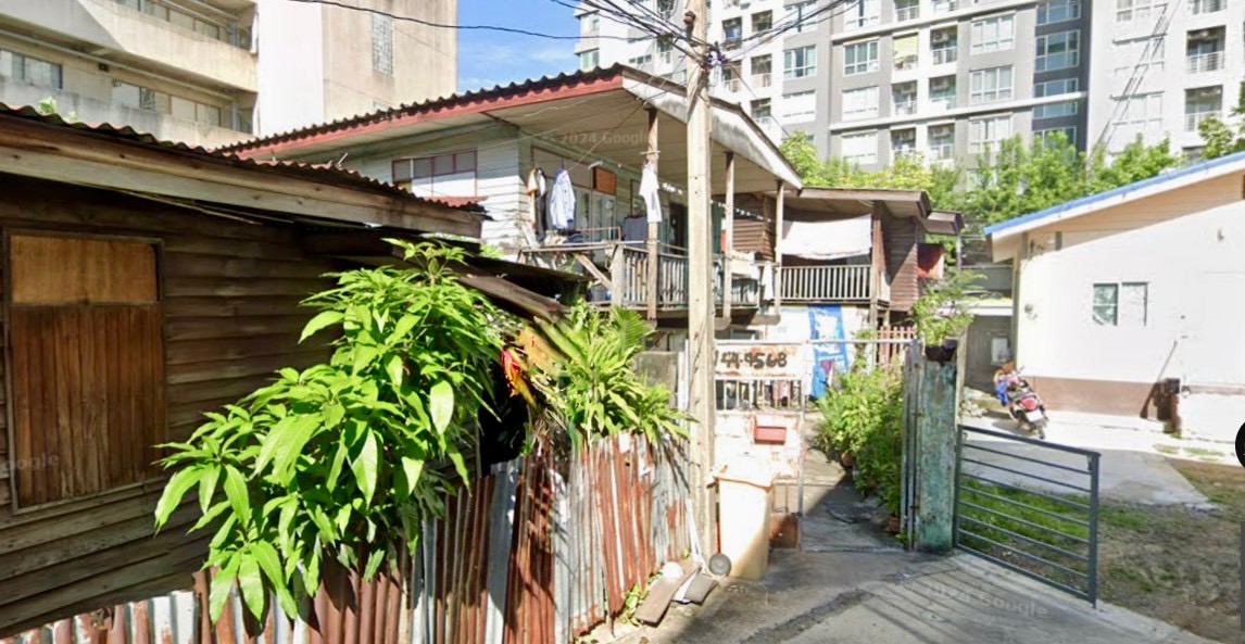 ขายบ้านพร้อมที่ดิน ซอยลาดพร้าว 38 ติดถนน 2 ด้าน ใกล้เซ็นทรัลลาดพร้าว รถไฟฟ้า 2 สาย (N.1704)
