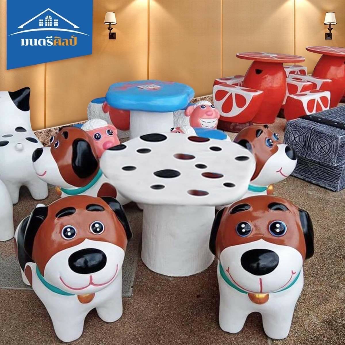 ชุดโต๊ะปูนรูปน้องหมา สุดน่ารัก โต๊ะเก้าอี้รูปสุนัข โต๊ะเก้าอี้ปูนปั้นรูปสุนัข ม้านั่งสนามในสวน ปลอกคอสีเขียวมิ้นท์