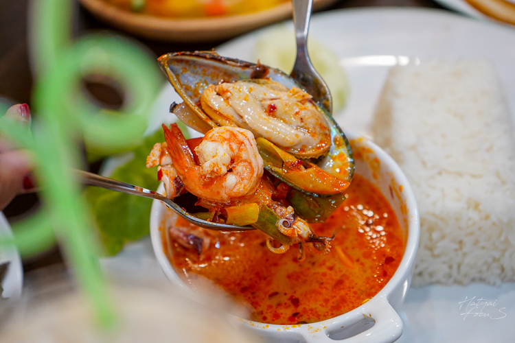 ต้มยำ/ไก่/เนื้อ/หมึก/กุ้ง/รวมทะเล (ราดข้าว) TOMYAM/CHICKEN/BEEF/SQUID/PRAWN/SEA FOOD (WHITE RICE))
