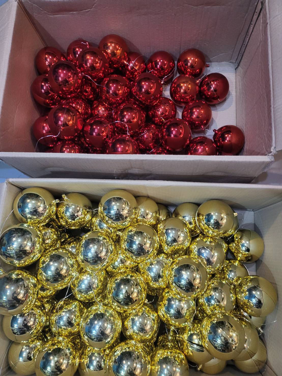ลูกบอลคริสต์มาสตกแต่งสวยๆ สีสัน และ เครื่องหมาย ทดแทน ของการจัดแต่งต้นคริสต์มาส