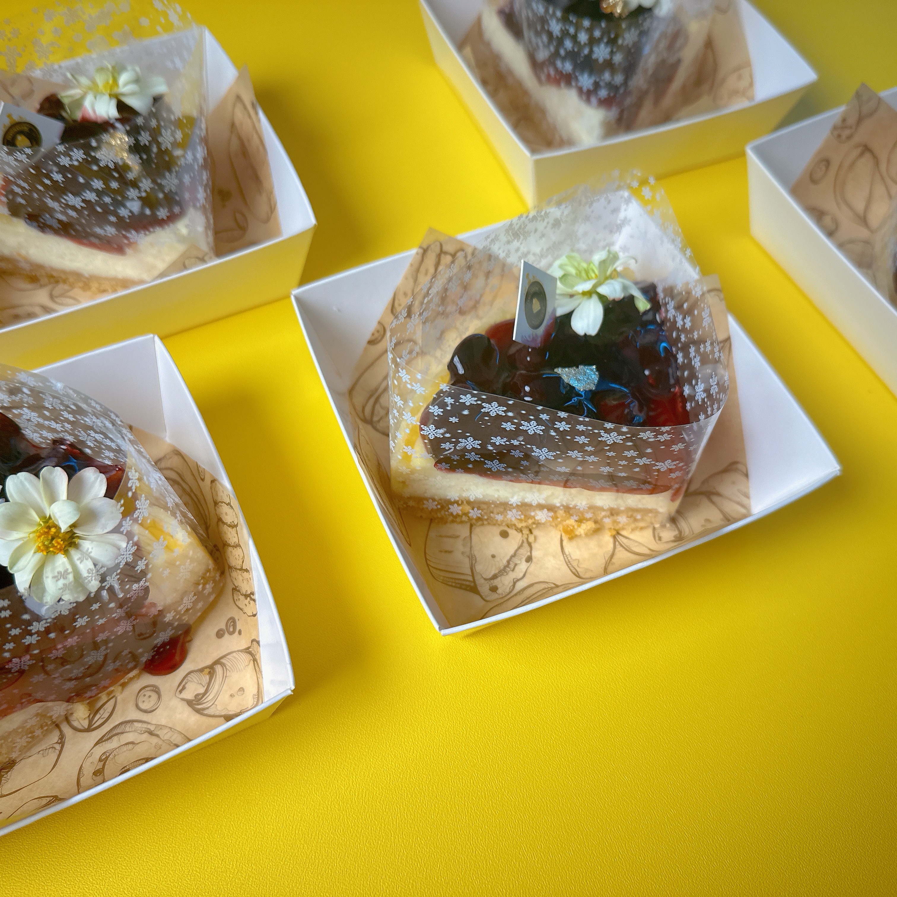 นิวยอร์คชีสเค้กซอสบลูเบอร์รี่ อร่อย ขนาดพอดีคำ ตกแต่งด้วยดอกไม้ทานได้