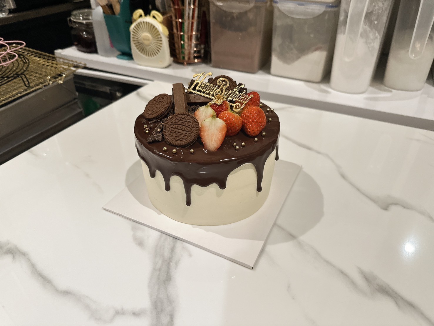 เค้กชอคโกแลต ดริปเค้กชอคโกแลต ตกแต่งขนมรสชอคโกแลตแบบต่างๆและสตอเบอร์รี่ ขนาด1ปอนด์