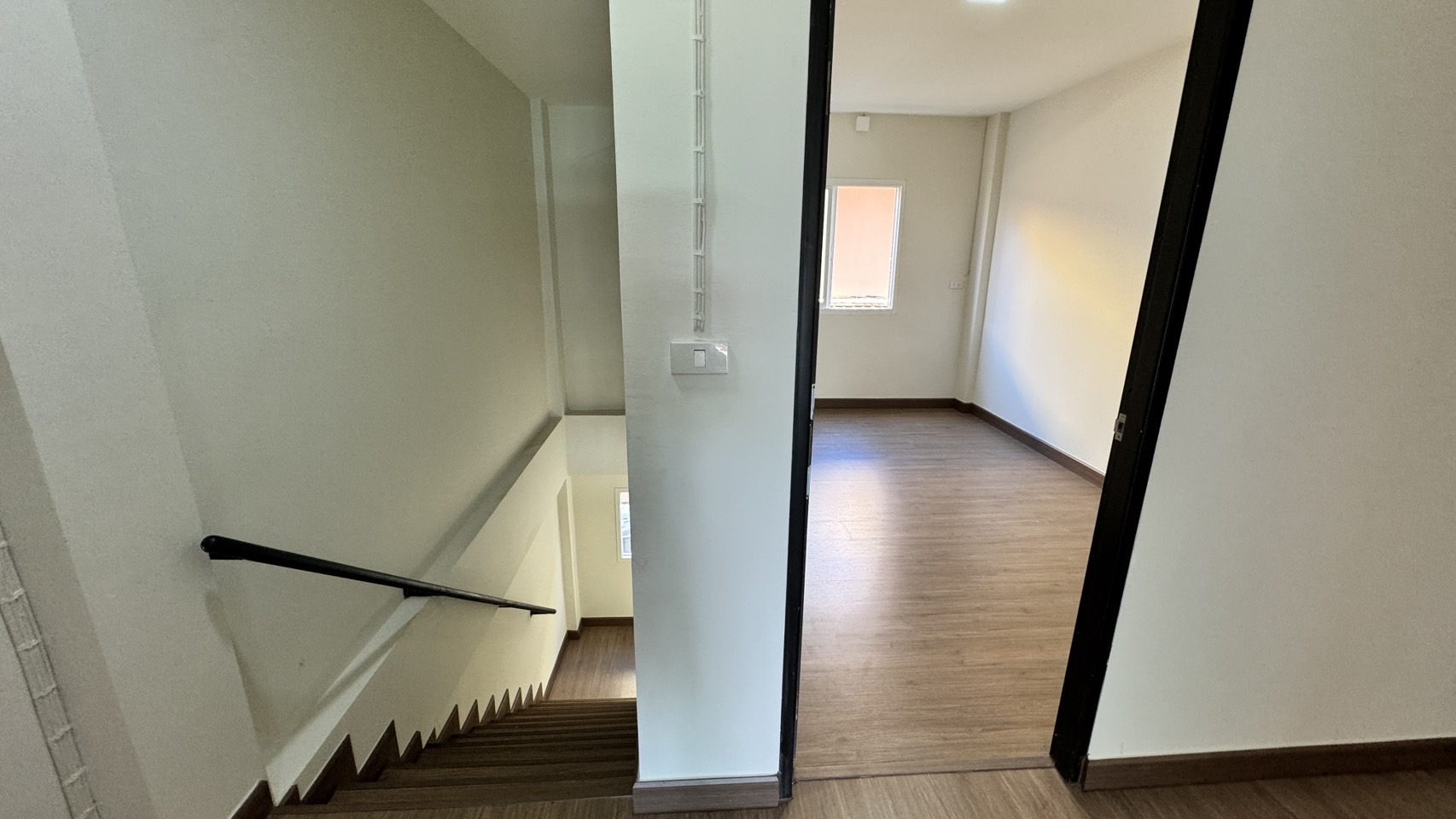 ให้เช่า/ขายอาคารพาณิชย์ตึกใหม่ (ไม่เคยอยู่) 3 ชั้น สไตล์ทาวน์โฮม ลำลูกกาคลอง 4 รังสิต ปทุมธานี ตัวอาคารเย็นสบาย - ขนาด 22.3 ตร.วา กว้าง 4 เมตร ลึก 18 เมตร - 4 ห้องนอน 3 ห้องน้ำ