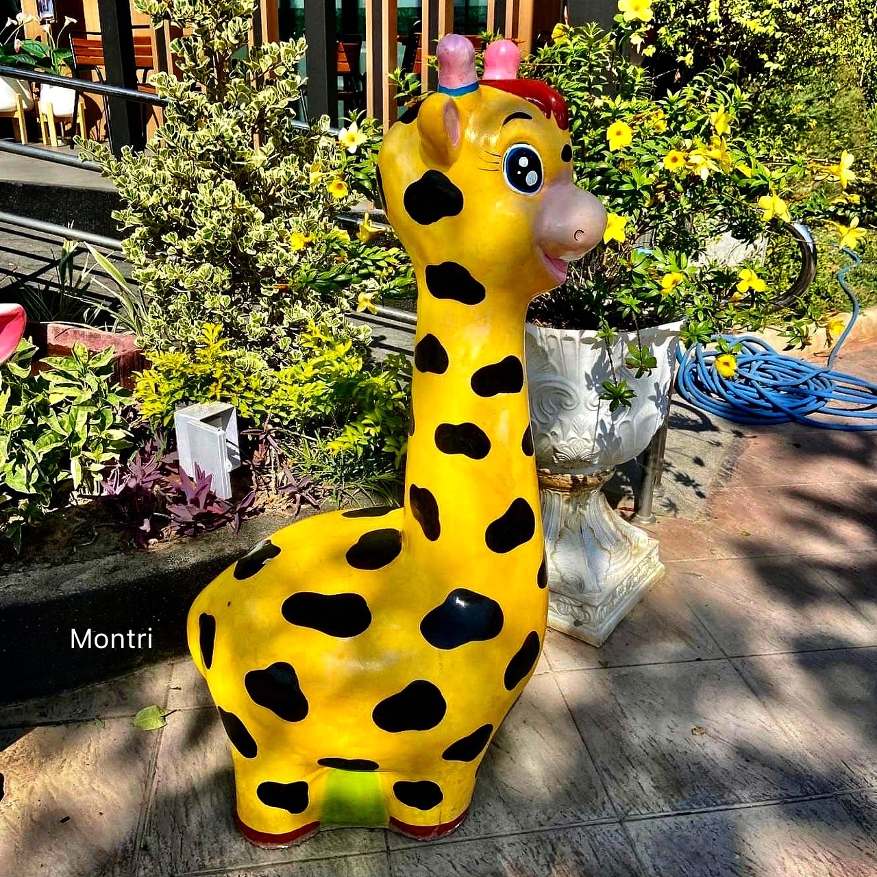 ตุ๊กตาแต่งสวน รูปยีราฟปูนปั้น รูปปั้นยีราฟ รูปปั้นยีราฟแต่งสวน ตุ๊กตาปูนปั้นตกแต่งสวน ขนาดความสูง 120 cm.