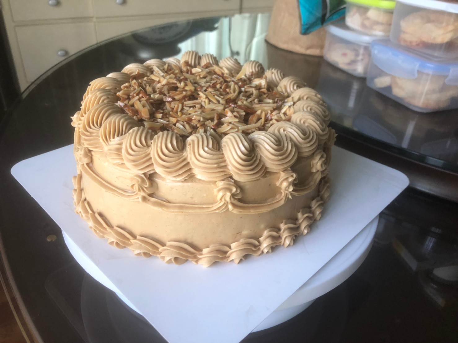 เค้กวันเกิด เค้กรสกาแฟแต่งด้วยบัตเตอร์ครีมกาแฟและอัลมอนด์สไลด์กรุบกรอบเคลือบคาราเมล ขนาด2ปอนด์