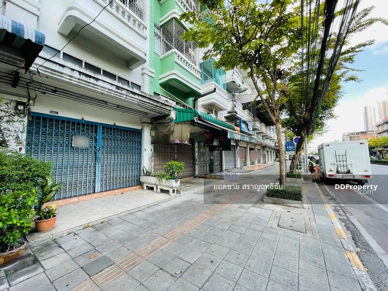 ตึกแถว ริมถนนลาดหญ้า, กรุงเทพ